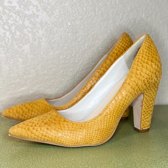 Anne Klein Shoes - Anne Klein Yellow Snakeskin High Heels Size 6.5
